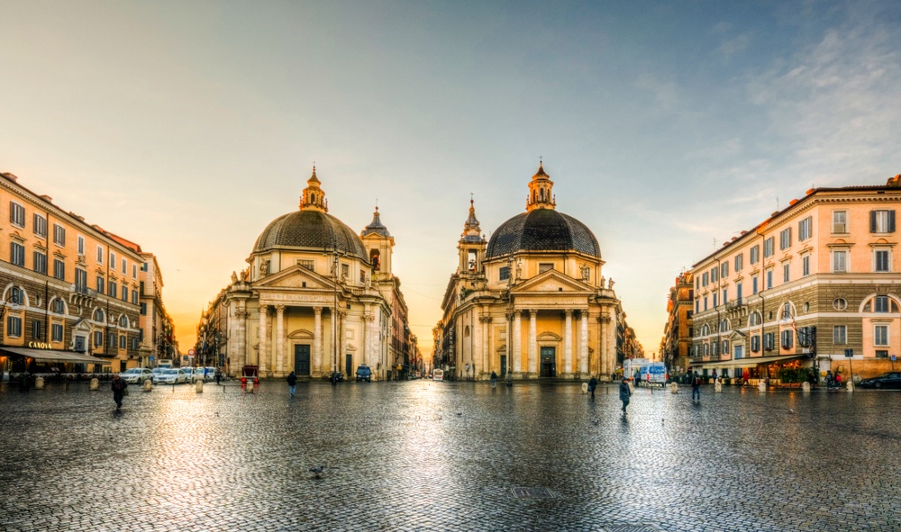 Le chiese gemelle di Piazza del Popolo a Roma al tramonto