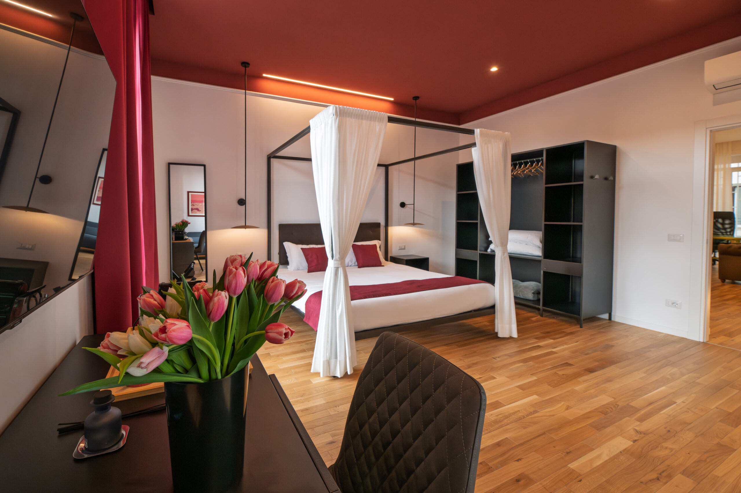 Camera con letto a baldacchino, soffitto rosso e tulipani rosa, Effe9 Roma